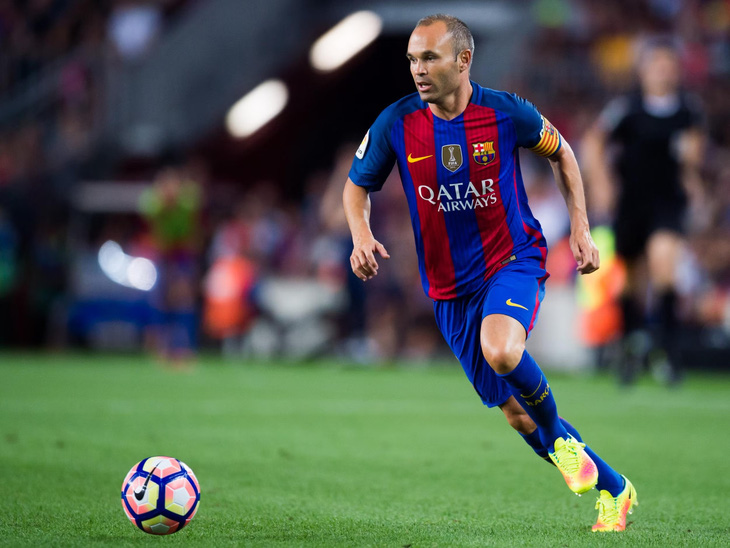 Huyền thoại Andres Iniesta giải nghệ ở tuổi 40 - Ảnh 1.